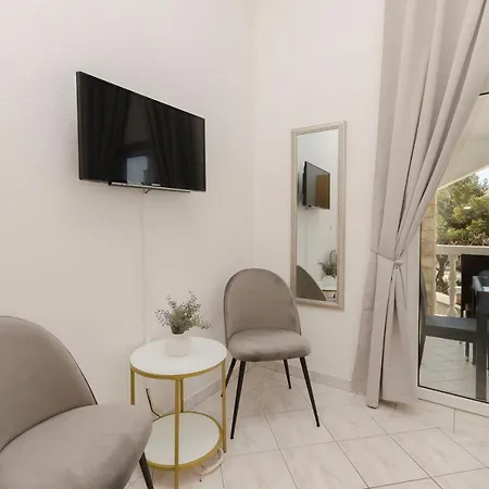 Anton Apartment