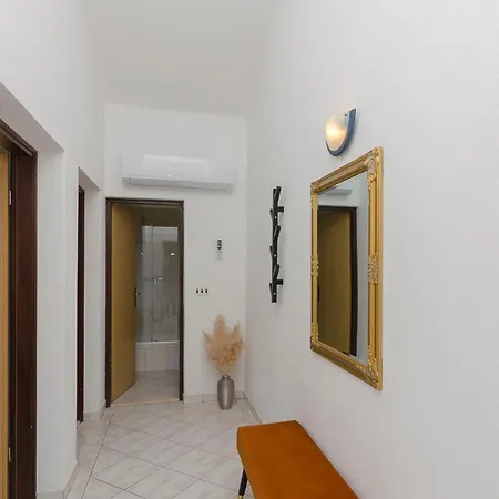 Anton Apartment *