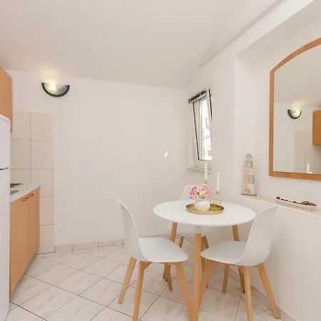 Anton Apartment *